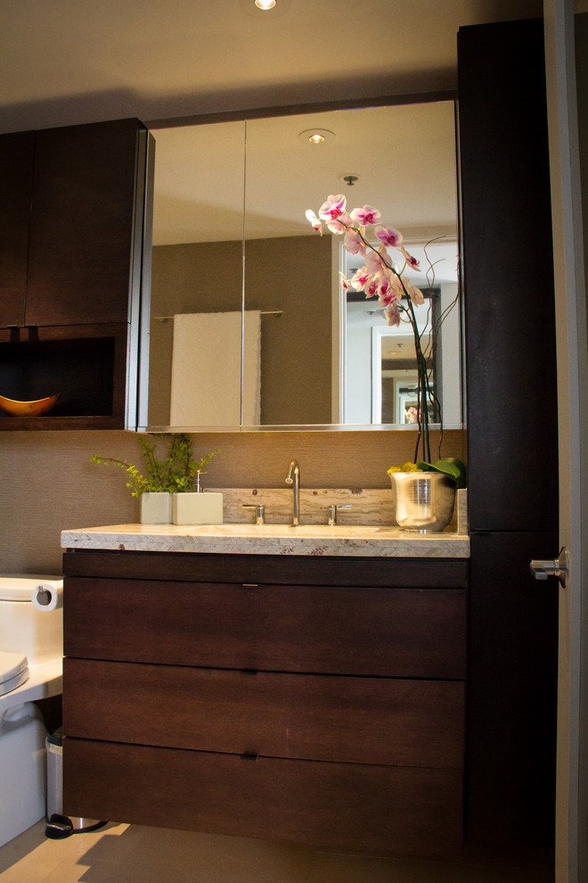 ハワイにある小さなコンテンポラリースタイルのおしゃれな浴室 (アンダーカウンター洗面器、フラットパネル扉のキャビネット、濃色木目調キャビネット、珪岩の洗面台、アルコーブ型シャワー、一体型トイレ	、茶色いタイル) の写真