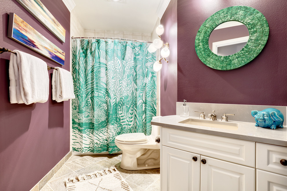 Источник вдохновения для домашнего уюта: ванная комната среднего размера в стиле неоклассика (современная классика) с фасадами с выступающей филенкой, белыми фасадами, ванной в нише, душем над ванной, унитазом-моноблоком, белой плиткой, керамической плиткой, фиолетовыми стенами, полом из известняка, душевой кабиной, врезной раковиной и столешницей из искусственного кварца