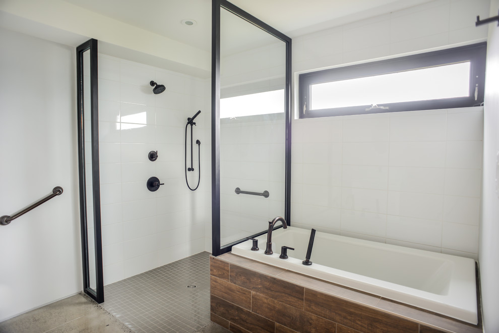 Источник вдохновения для домашнего уюта: главная ванная комната среднего размера в современном стиле с накладной ванной, душем без бортиков, плоскими фасадами, белыми фасадами, раздельным унитазом, коричневой плиткой, серой плиткой, белой плиткой, керамогранитной плиткой, белыми стенами, бетонным полом, настольной раковиной, коричневым полом и открытым душем