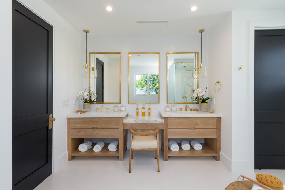 Свежая идея для дизайна: главная ванная комната в стиле неоклассика (современная классика) с светлыми деревянными фасадами, белыми стенами, врезной раковиной, зеркалом с подсветкой и плоскими фасадами - отличное фото интерьера