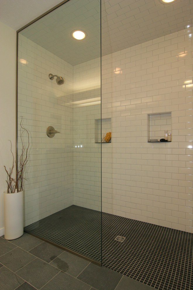 На фото: главная ванная комната среднего размера в стиле модернизм с душем без бортиков, белой плиткой, плиткой кабанчик и полом из сланца