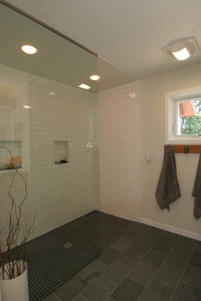 Immagine di una stanza da bagno padronale moderna di medie dimensioni con doccia a filo pavimento, piastrelle bianche, piastrelle in ceramica e pavimento in ardesia