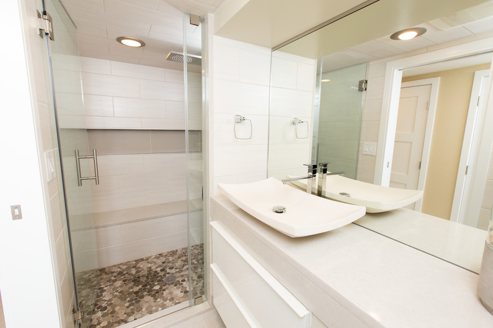 На фото: ванная комната среднего размера в современном стиле с плоскими фасадами, белыми фасадами, душем в нише, галечной плиткой, бежевыми стенами, душевой кабиной и настольной раковиной
