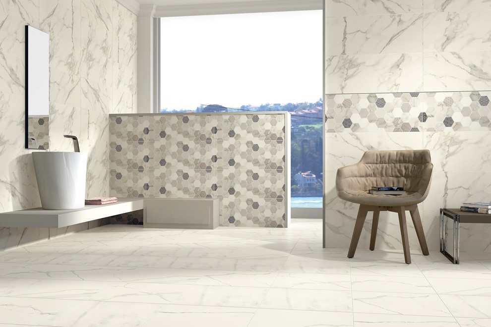 Idéer för att renovera ett stort funkis en-suite badrum, med en öppen dusch, flerfärgad kakel, vit kakel, marmorkakel, vita väggar, marmorgolv, ett fristående handfat, bänkskiva i betong, vitt golv och med dusch som är öppen