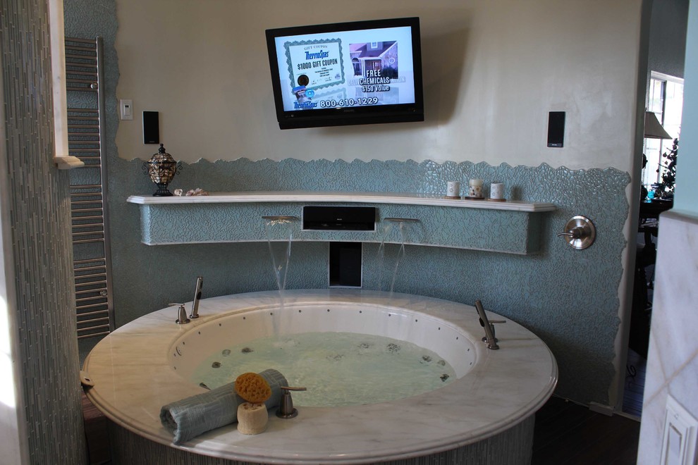 Esempio di una grande stanza da bagno padronale moderna con vasca idromassaggio, pareti bianche, parquet scuro, lavabo a bacinella e pavimento marrone