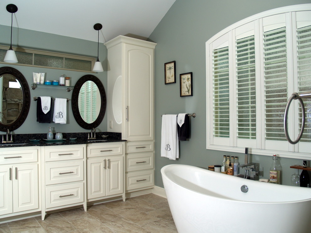 ニューオリンズにある広いコンテンポラリースタイルのおしゃれな浴室の写真