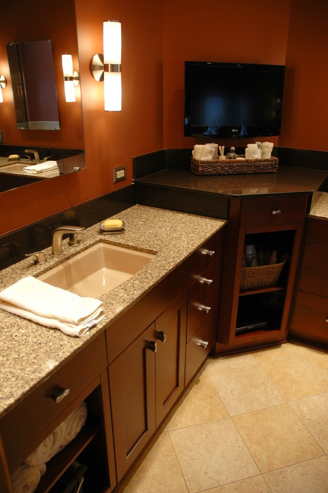 Modern inredning av ett badrum, med ett undermonterad handfat, skåp i shakerstil, skåp i mörkt trä, bänkskiva i kvarts, ett platsbyggt badkar, en hörndusch, en toalettstol med separat cisternkåpa, brun kakel och porslinskakel