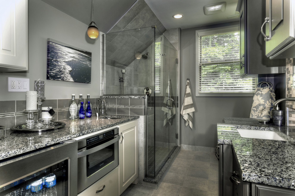 Idéer för ett litet modernt badrum, med grå skåp och grå väggar