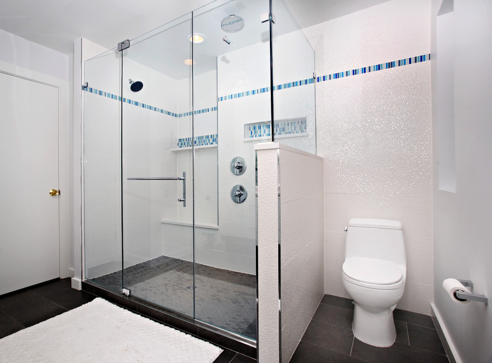 Cette photo montre une salle de bain principale moderne de taille moyenne avec une douche ouverte, WC à poser, un carrelage bleu, mosaïque, un mur blanc, un sol en carrelage de céramique, un placard à porte plane, des portes de placard blanches, une vasque et un plan de toilette en quartz modifié.
