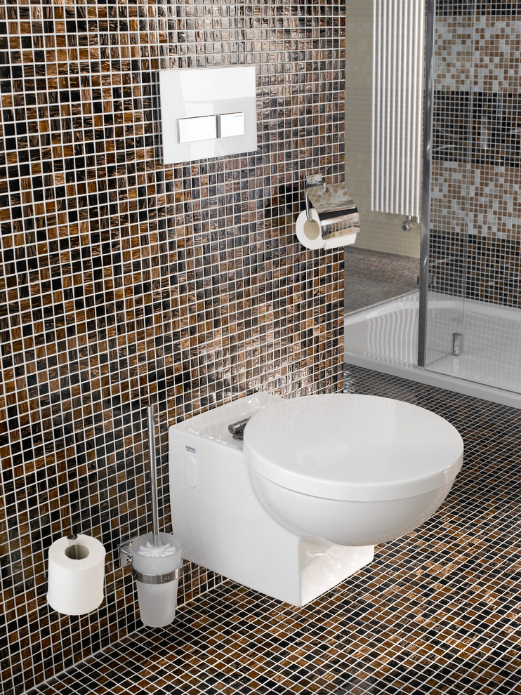 Пример оригинального дизайна: ванная комната среднего размера в стиле модернизм с открытым душем, черной плиткой, коричневой плиткой, белой плиткой, разноцветной плиткой, плиткой мозаикой, коричневыми стенами, полом из мозаичной плитки и подвесной раковиной
