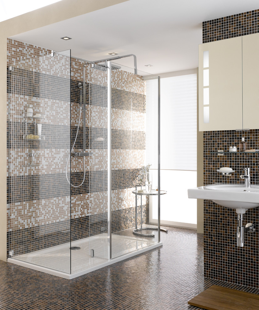 Bild på ett mellanstort funkis en-suite badrum, med en öppen dusch, svart kakel, brun kakel, vit kakel, mosaik, bruna väggar, mosaikgolv och ett väggmonterat handfat
