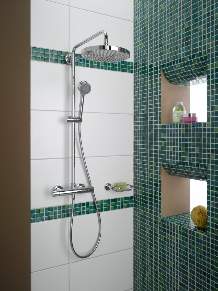 Mittelgroßes Modernes Badezimmer mit Duschnische, blauen Fliesen, Mosaikfliesen, blauer Wandfarbe, Mosaik-Bodenfliesen und Wandwaschbecken in Miami