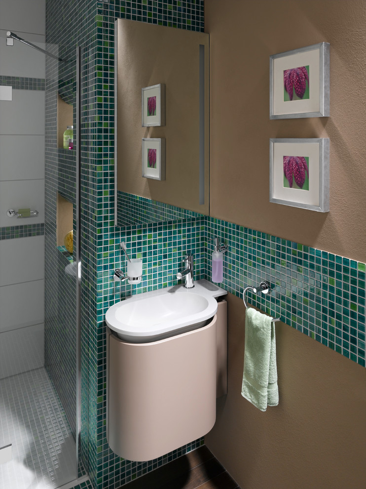Idéer för ett modernt badrum, med en dusch i en alkov, blå kakel, mosaik, blå väggar, mosaikgolv och ett väggmonterat handfat
