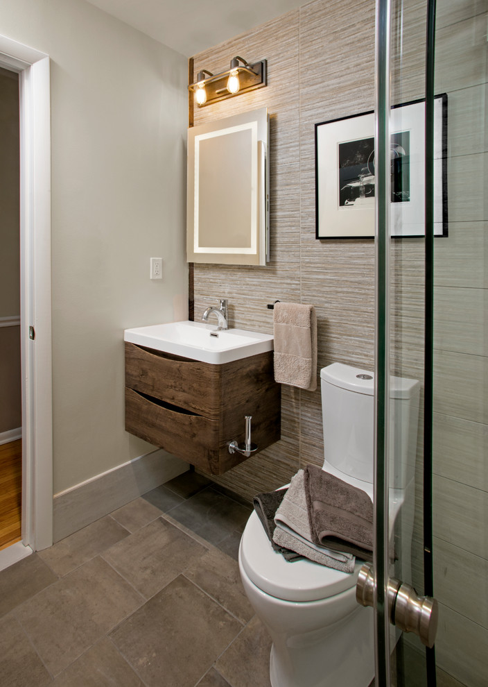 Стильный дизайн: маленькая ванная комната в современном стиле с искусственно-состаренными фасадами, душем без бортиков, раздельным унитазом, бежевой плиткой, керамической плиткой, бежевыми стенами, полом из керамической плитки, подвесной раковиной, разноцветным полом и душем с раздвижными дверями для на участке и в саду - последний тренд