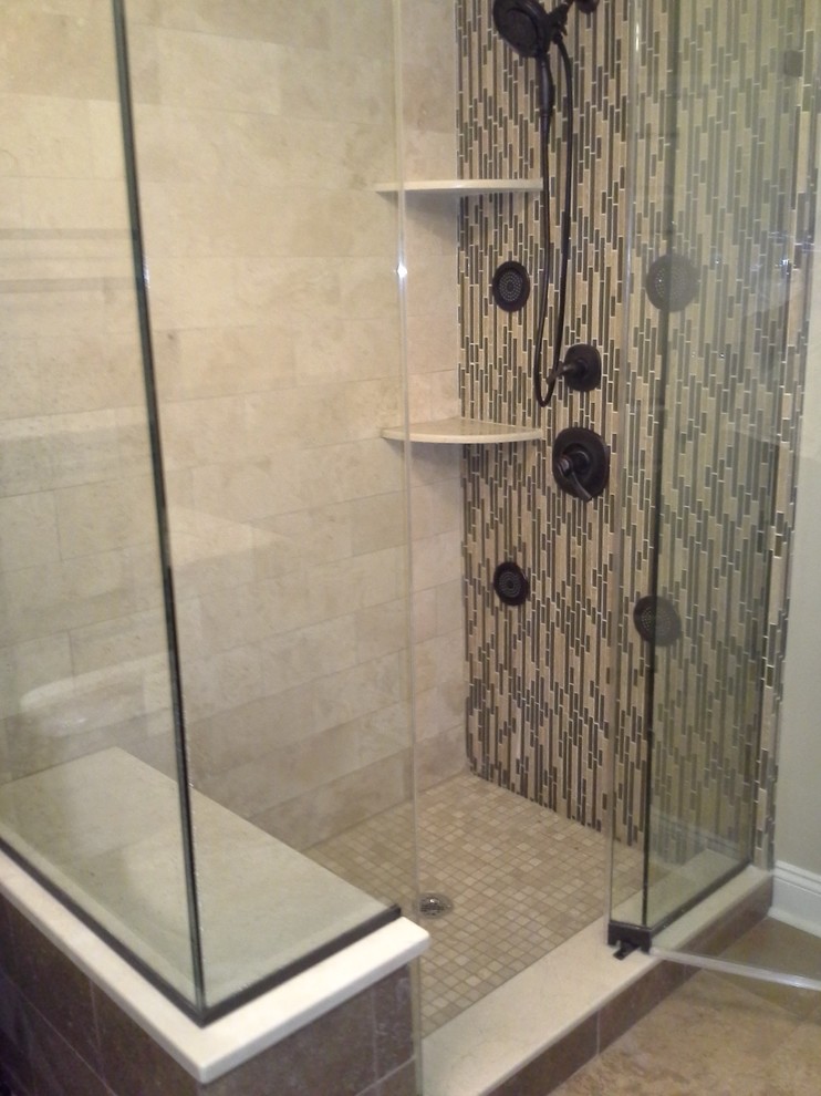 На фото: баня и сауна среднего размера в стиле модернизм с угловым душем, бежевой плиткой, зеленой плиткой и удлиненной плиткой с