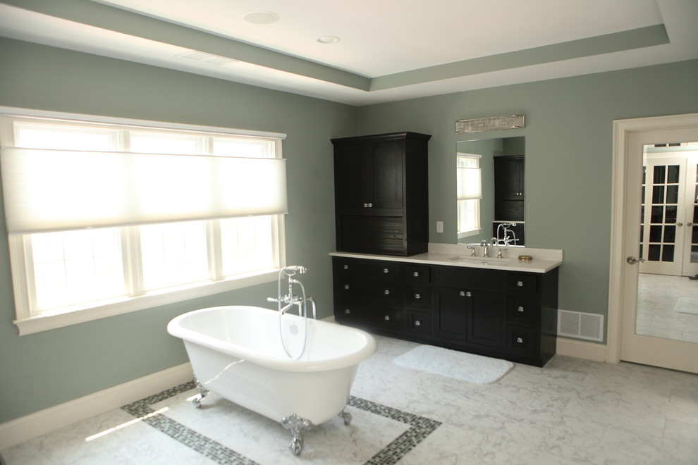 Idee per una stanza da bagno moderna con ante lisce, ante nere, vasca freestanding, piastrelle multicolore, piastrelle di vetro, pareti verdi, pavimento in marmo, lavabo sottopiano e top in granito