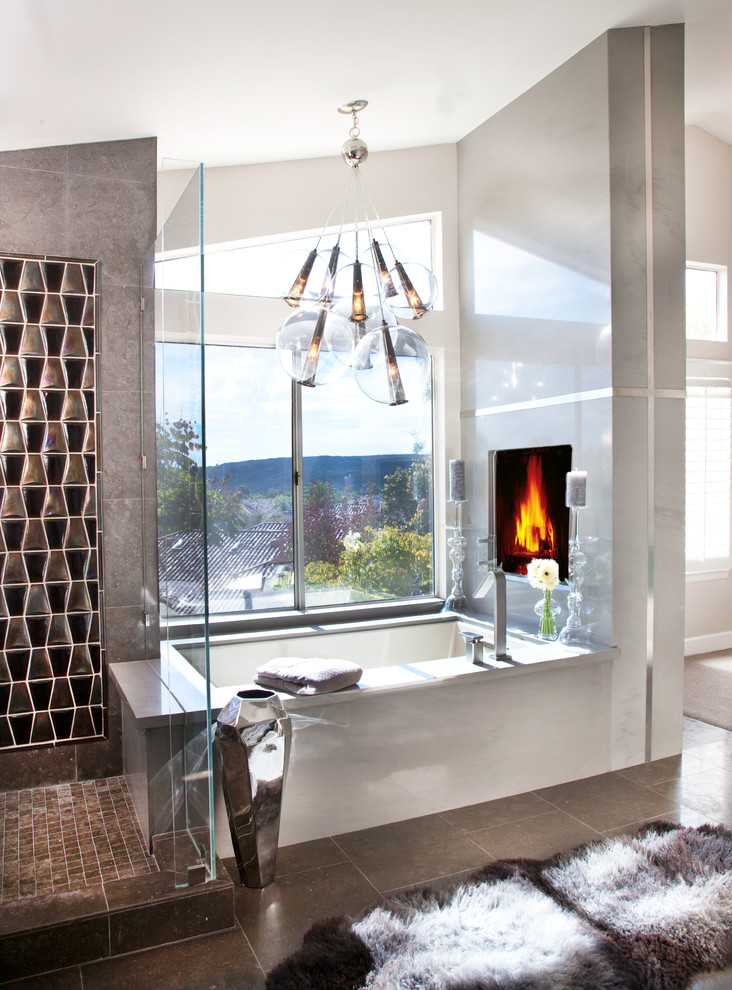 Esempio di una stanza da bagno design con vasca sottopiano, doccia alcova, piastrelle marroni e pareti beige