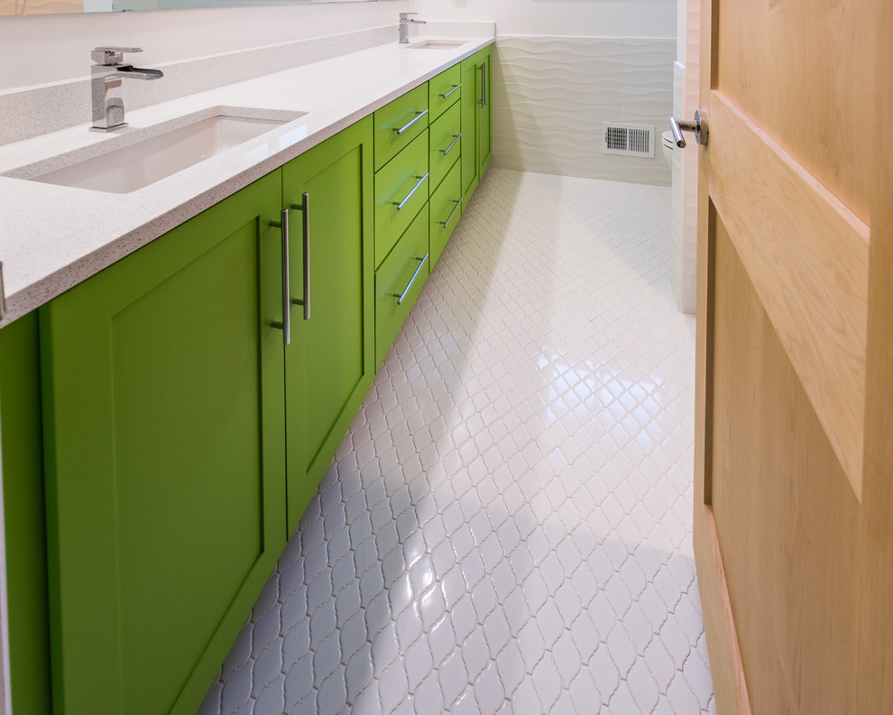 Immagine di una stanza da bagno padronale moderna di medie dimensioni con ante in stile shaker, ante verdi, pareti bianche, pavimento con piastrelle in ceramica, lavabo sottopiano, top in quarzite e pavimento bianco