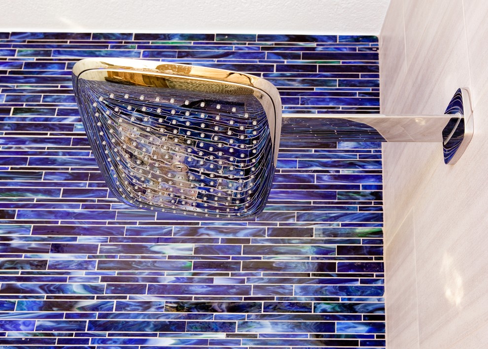 Foto de cuarto de baño principal minimalista de tamaño medio con ducha a ras de suelo, baldosas y/o azulejos azules, baldosas y/o azulejos de vidrio y paredes blancas