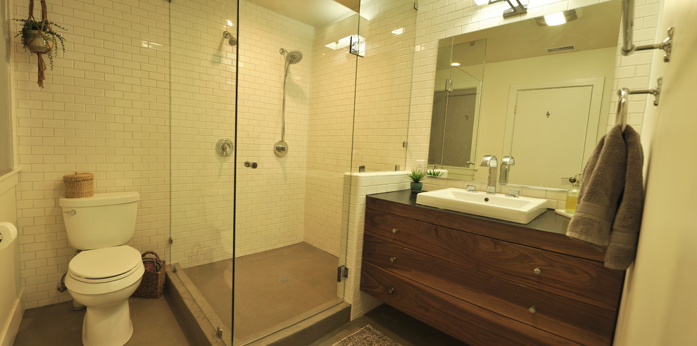 Mittelgroßes Modernes Badezimmer En Suite mit Einbauwaschbecken, flächenbündigen Schrankfronten, hellbraunen Holzschränken, Eckdusche, Toilette mit Aufsatzspülkasten, weißen Fliesen, Keramikfliesen, weißer Wandfarbe und Betonboden in San Diego