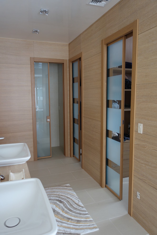 Foto de cuarto de baño principal minimalista grande con lavabo sobreencimera, armarios con paneles lisos, puertas de armario de madera clara y encimera de madera