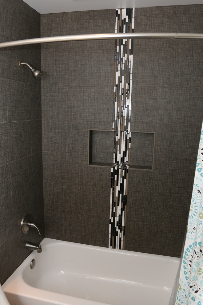 Modern Bath With Glass Accent Tile, Glass Accent Tiles For Bathroom