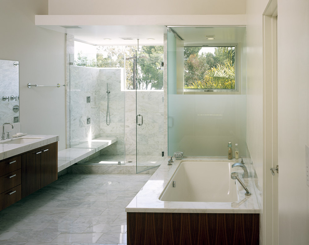 Modernes Badezimmer mit Unterbauwaschbecken, flächenbündigen Schrankfronten, dunklen Holzschränken, Unterbauwanne, Duschnische, weißen Fliesen und Duschbank in Los Angeles