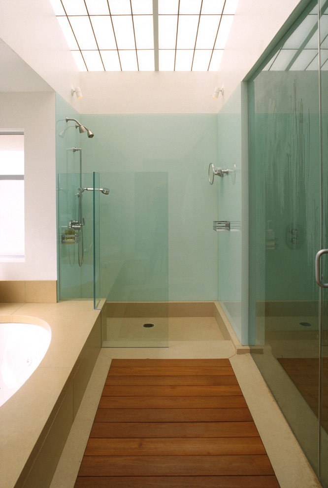 Стильный дизайн: ванная комната в стиле модернизм с полновстраиваемой ванной, душем в нише, синей плиткой и плиткой из листового стекла - последний тренд