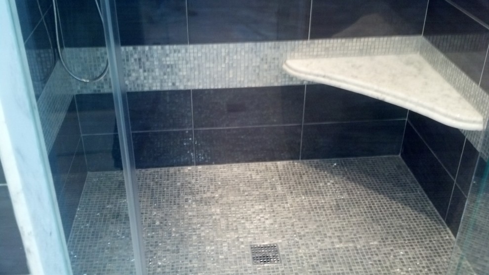 Modernes Badezimmer mit offener Dusche, schwarzen Fliesen, Porzellanfliesen, schwarzer Wandfarbe und Mosaik-Bodenfliesen in Philadelphia