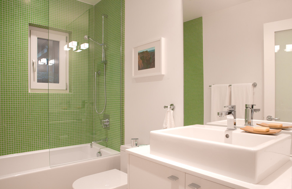 Imagen de cuarto de baño minimalista con baldosas y/o azulejos en mosaico, lavabo sobreencimera, encimeras blancas y ventanas