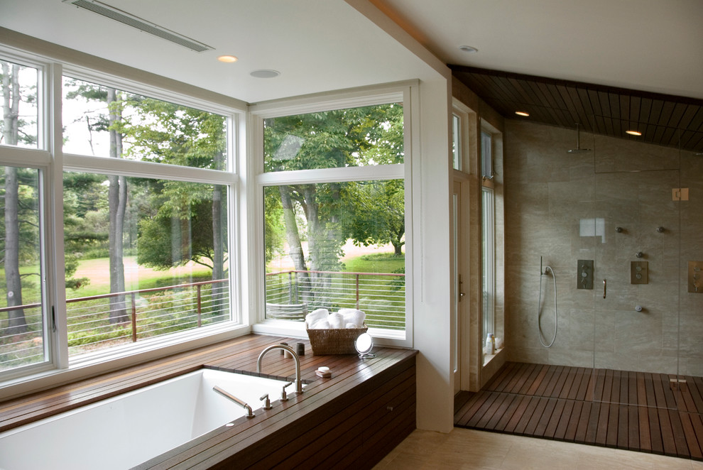 Идея дизайна: большая главная ванная комната в стиле модернизм с темными деревянными фасадами, ванной в нише, душем в нише, бежевой плиткой, бежевыми стенами и полом из керамической плитки