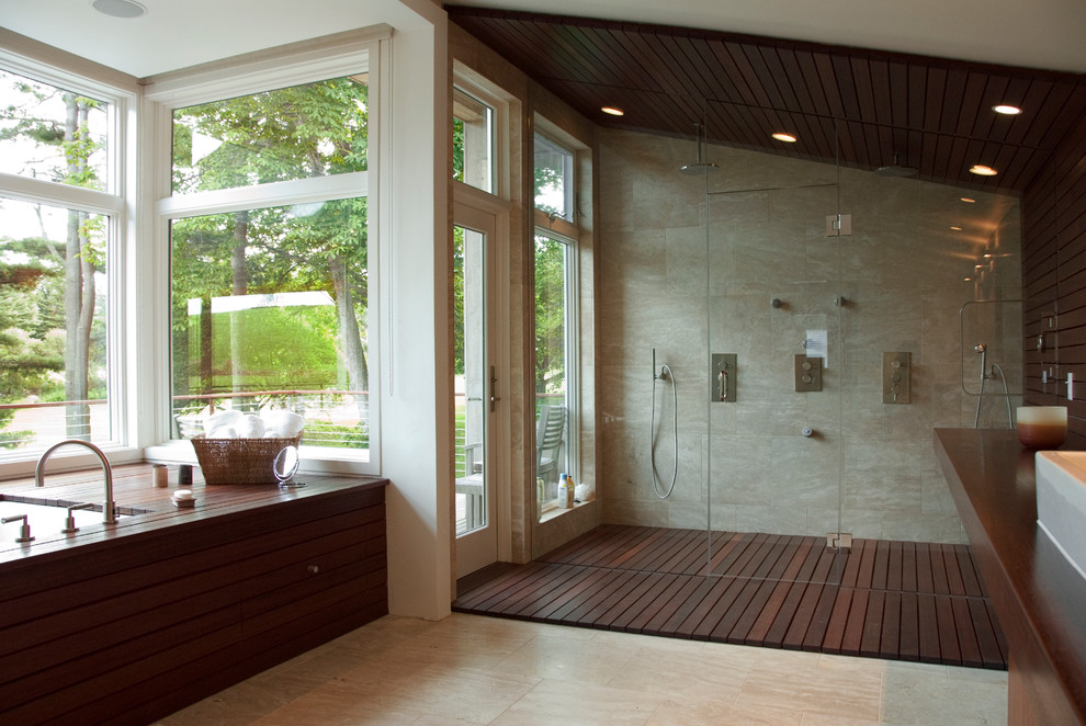 Idee per una grande stanza da bagno padronale minimalista con ante in legno bruno, vasca ad alcova, doccia alcova, piastrelle beige, pareti beige, pavimento con piastrelle in ceramica e lavabo a bacinella