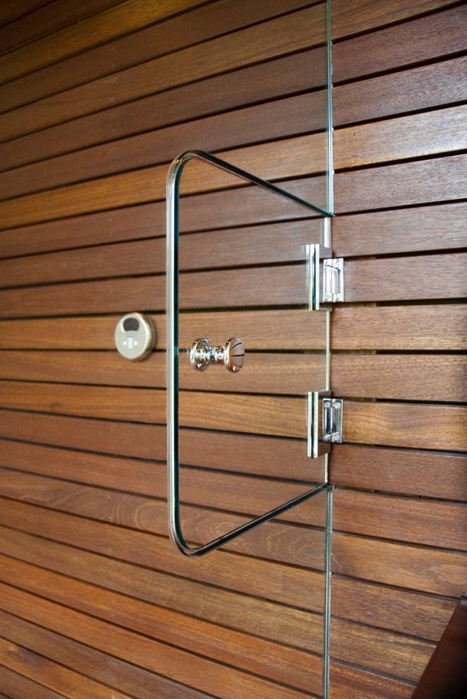 Esempio di una grande stanza da bagno padronale moderna con ante in legno bruno, vasca ad alcova, doccia alcova, piastrelle beige, pareti beige e pavimento con piastrelle in ceramica