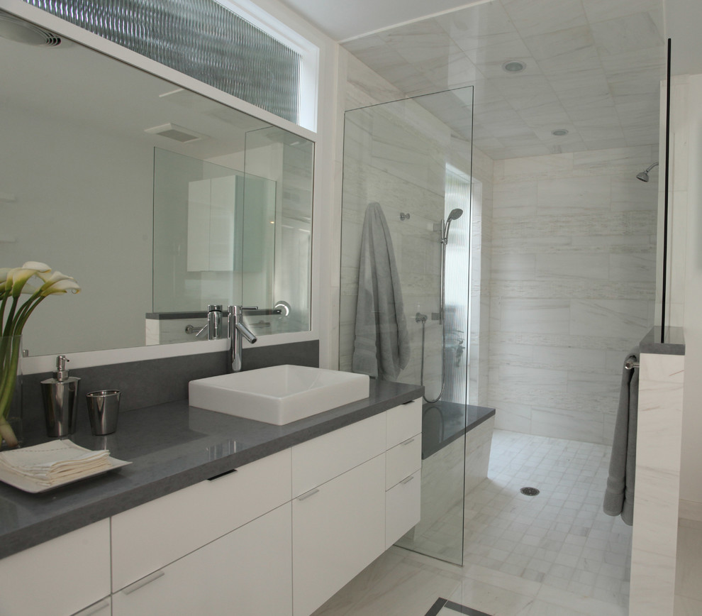 Modernes Badezimmer En Suite mit flächenbündigen Schrankfronten, weißen Schränken, weißer Wandfarbe, weißem Boden und offener Dusche in Los Angeles