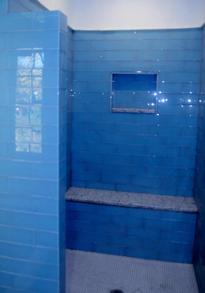 Idées déco pour une salle de bain principale moderne de taille moyenne avec un carrelage bleu et un carrelage en pâte de verre.