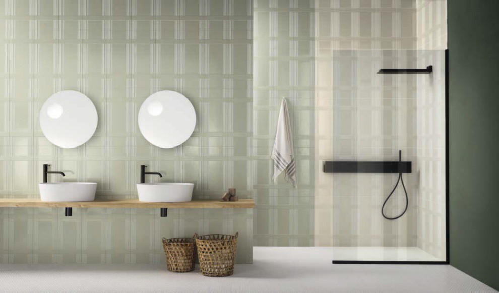 Großes Modernes Badezimmer En Suite mit hellen Holzschränken, Doppeldusche, beigen Fliesen, Porzellanfliesen, bunten Wänden und weißem Boden in Miami