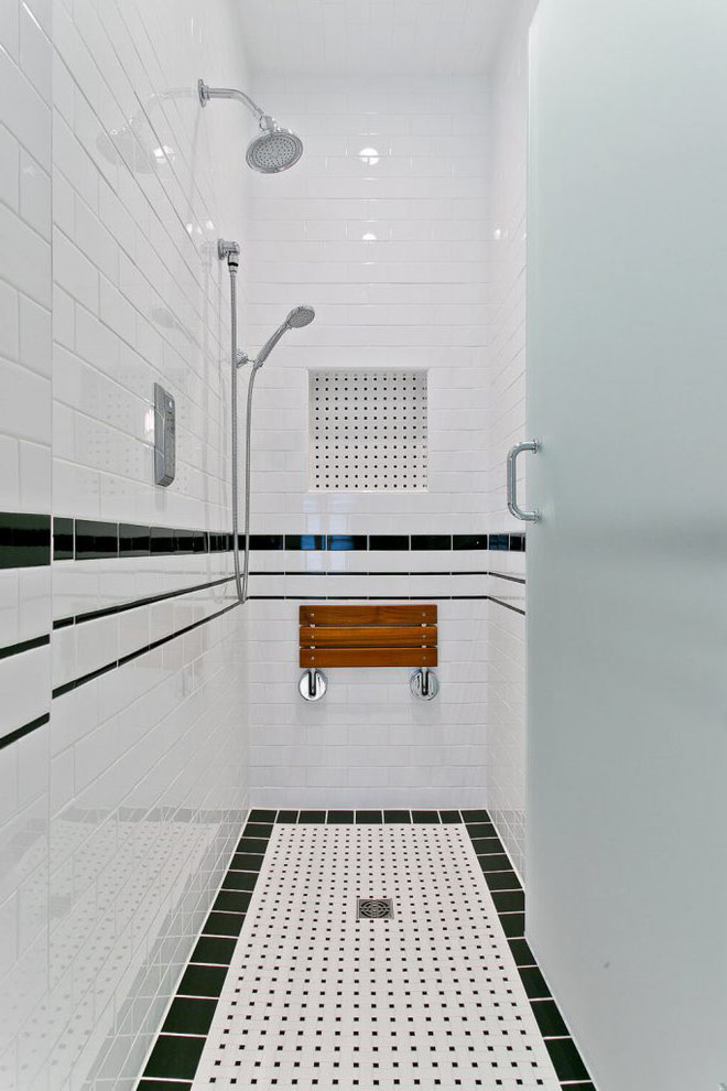 Стильный дизайн: большая главная ванная комната в классическом стиле с фасадами в стиле шейкер, белыми фасадами, гидромассажной ванной, душем без бортиков, унитазом-моноблоком, черной плиткой, керамической плиткой, серыми стенами, полом из керамической плитки, монолитной раковиной, столешницей из искусственного кварца, белым полом, душем с распашными дверями и белой столешницей - последний тренд