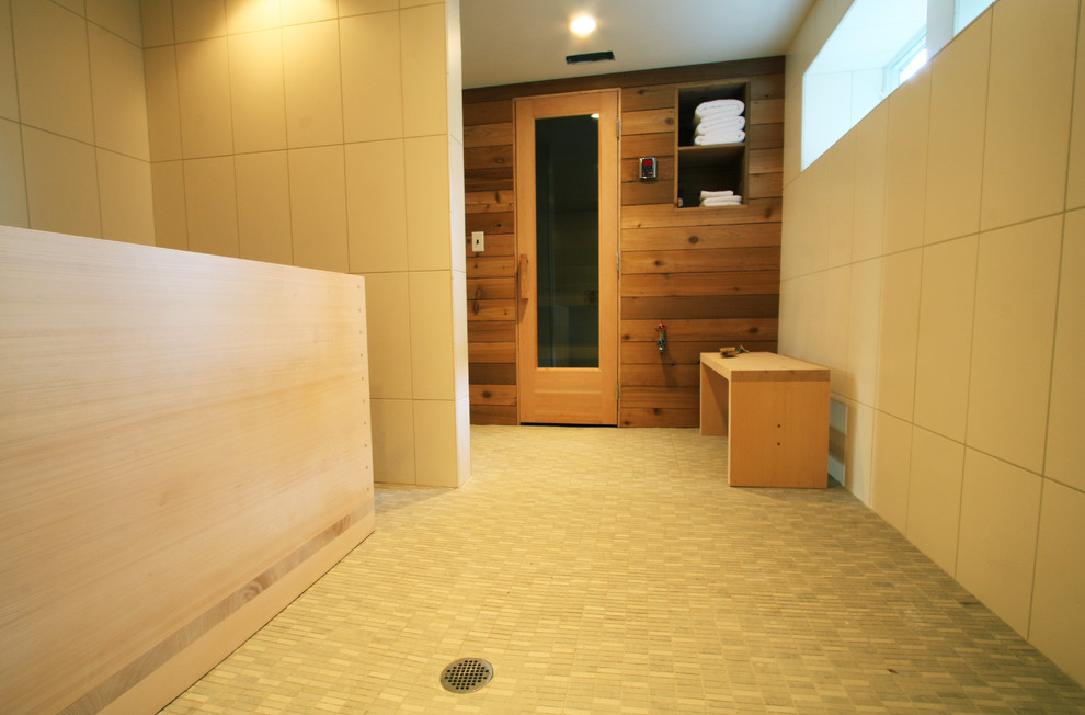 Exempel på ett mellanstort modernt en-suite badrum, med släta luckor, vita skåp, en hörndusch, en toalettstol med hel cisternkåpa, grå kakel, vita väggar, ett undermonterad handfat, bänkskiva i kvarts och mosaikgolv