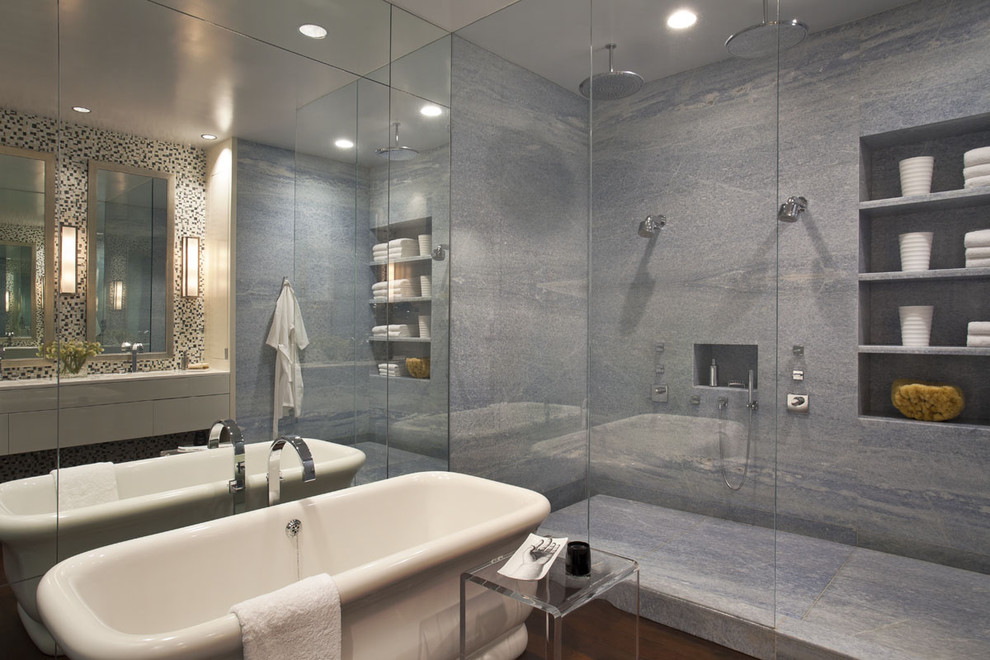 Идея дизайна: ванная комната в стиле модернизм с отдельно стоящей ванной и мраморной плиткой