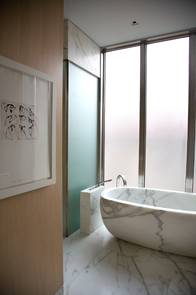 Ejemplo de cuarto de baño minimalista con bañera exenta