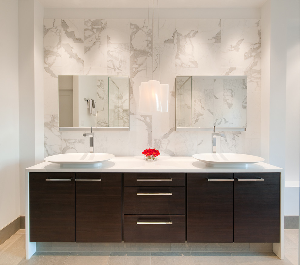 Imagen de cuarto de baño rectangular minimalista con lavabo sobreencimera y encimeras blancas