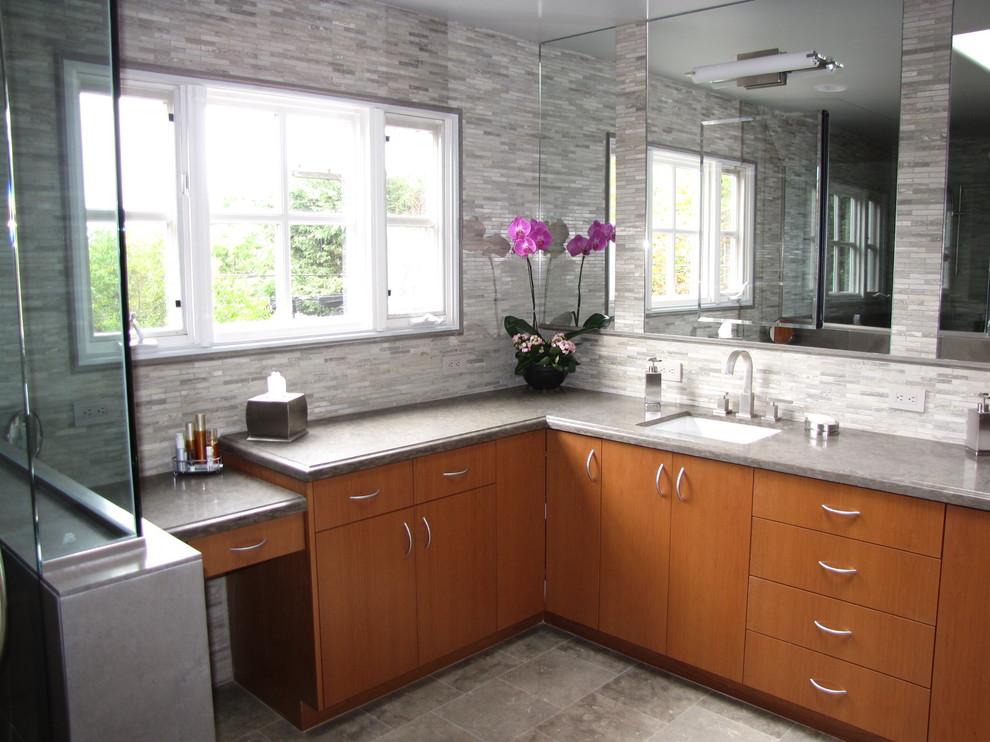 Стильный дизайн: ванная комната в современном стиле с столешницей из искусственного камня и врезной раковиной - последний тренд