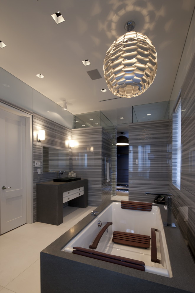 Источник вдохновения для домашнего уюта: ванная комната в современном стиле с полновстраиваемой ванной, серой плиткой и плиткой из листового камня