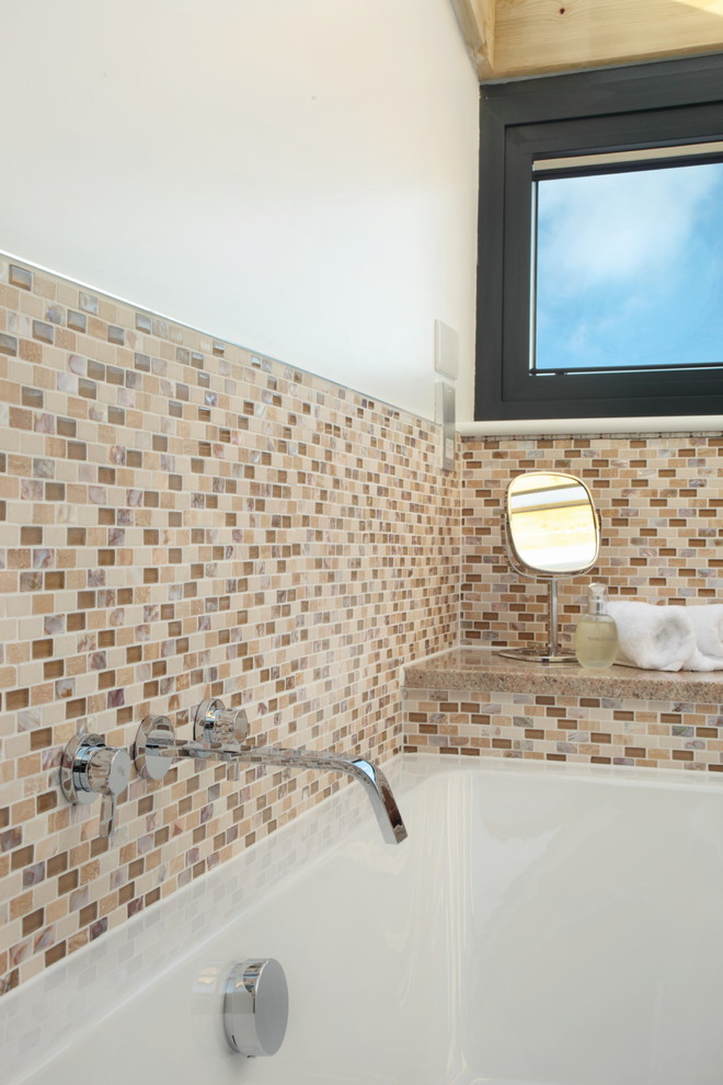 Пример оригинального дизайна: главная ванная комната среднего размера в современном стиле с плоскими фасадами, накладной ванной, белой плиткой, керамической плиткой, настольной раковиной и столешницей из искусственного кварца