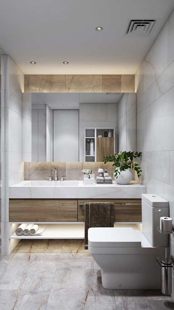 Exemple d'une petite salle de bain principale moderne en bois clair avec un placard à porte plane, une baignoire d'angle, une douche d'angle, WC suspendus, un carrelage beige, des carreaux de céramique, un sol en carrelage de céramique, un plan de toilette en carrelage, un sol beige et un plan de toilette beige.