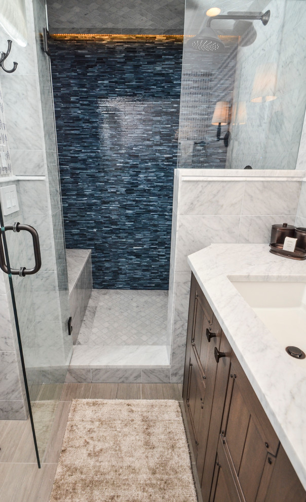 Esempio di una piccola stanza da bagno padronale moderna con ante in legno bruno, top in marmo, WC monopezzo e piastrelle bianche