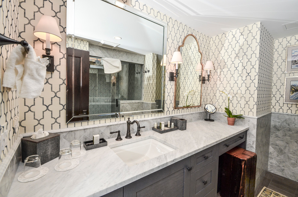 Ejemplo de cuarto de baño principal minimalista pequeño con puertas de armario de madera en tonos medios, encimera de mármol, sanitario de una pieza y baldosas y/o azulejos blancos
