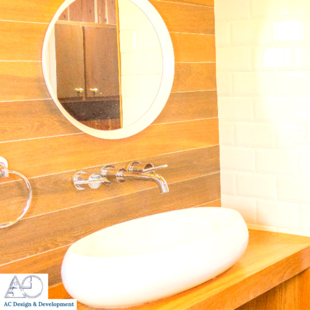Réalisation d'une salle de bain design en bois brun avec un carrelage blanc, un carrelage métro, un mur blanc, un sol en carrelage de céramique, un lavabo suspendu, un plan de toilette en bois, un sol blanc et un plan de toilette marron.