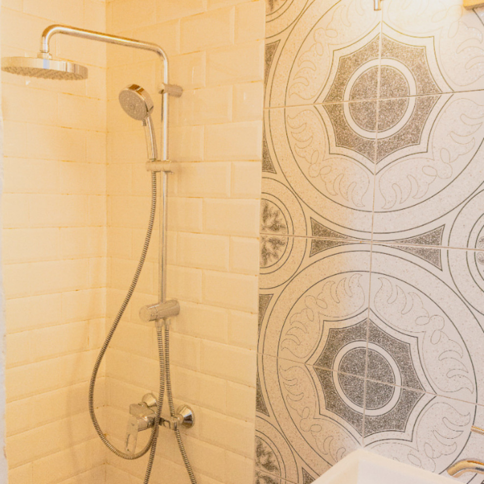 Modernes Badezimmer mit braunen Schränken, weißen Fliesen, Metrofliesen, weißer Wandfarbe, Keramikboden, Wandwaschbecken, Waschtisch aus Holz, braunem Boden und brauner Waschtischplatte