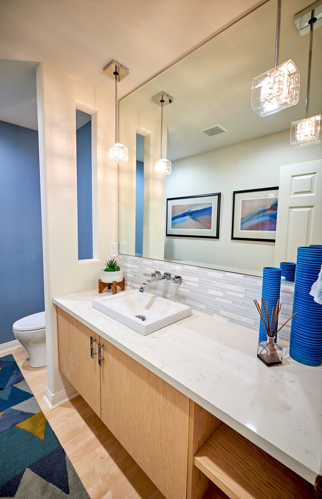 На фото: ванная комната среднего размера в стиле неоклассика (современная классика) с плоскими фасадами, бежевыми фасадами, унитазом-моноблоком, белой плиткой, стеклянной плиткой, синими стенами, светлым паркетным полом, душевой кабиной, настольной раковиной, столешницей из искусственного кварца, бежевым полом и белой столешницей с